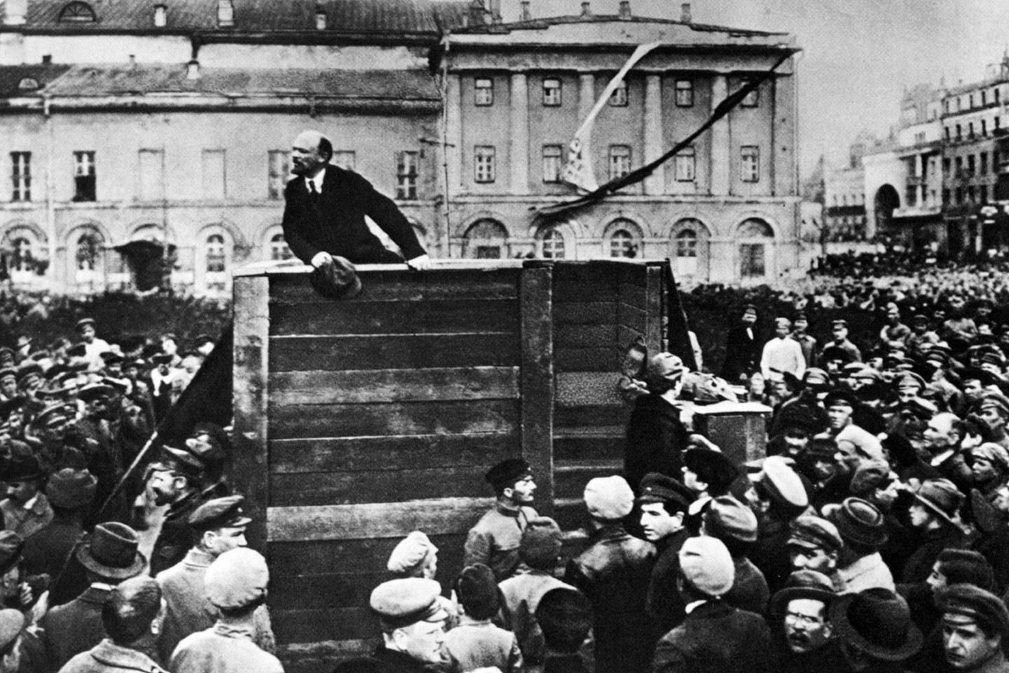 Владимир Ленин во время выступления на Театральной площади в Москве, 1920 год.
Григорий Гольдштейн
