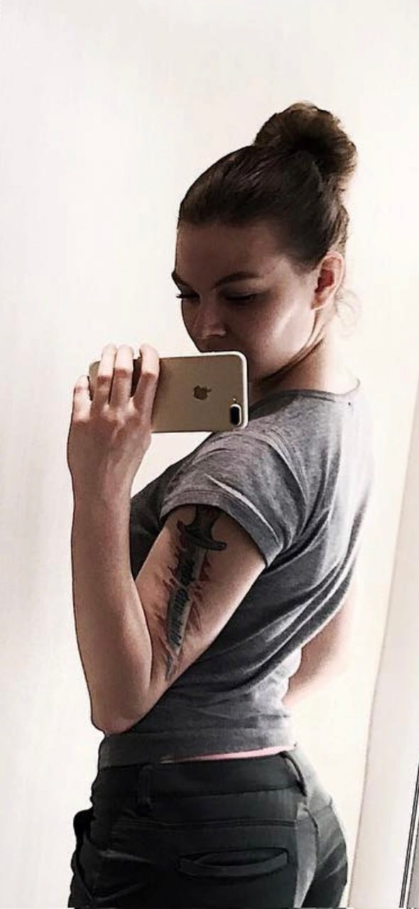 Обложка статьи Ведущая ФБК Пирогова рассказала о нацистской татуировке своей бывшей коллеги Тирон