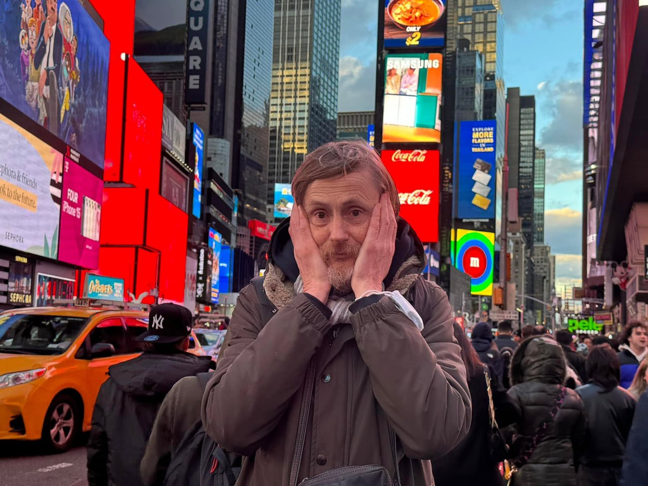 Обложка статьи Россия объявила в розыск ведущего белорусского аналога «Спокойной ночи, малыши» — Маляваныча из «Калыханки»