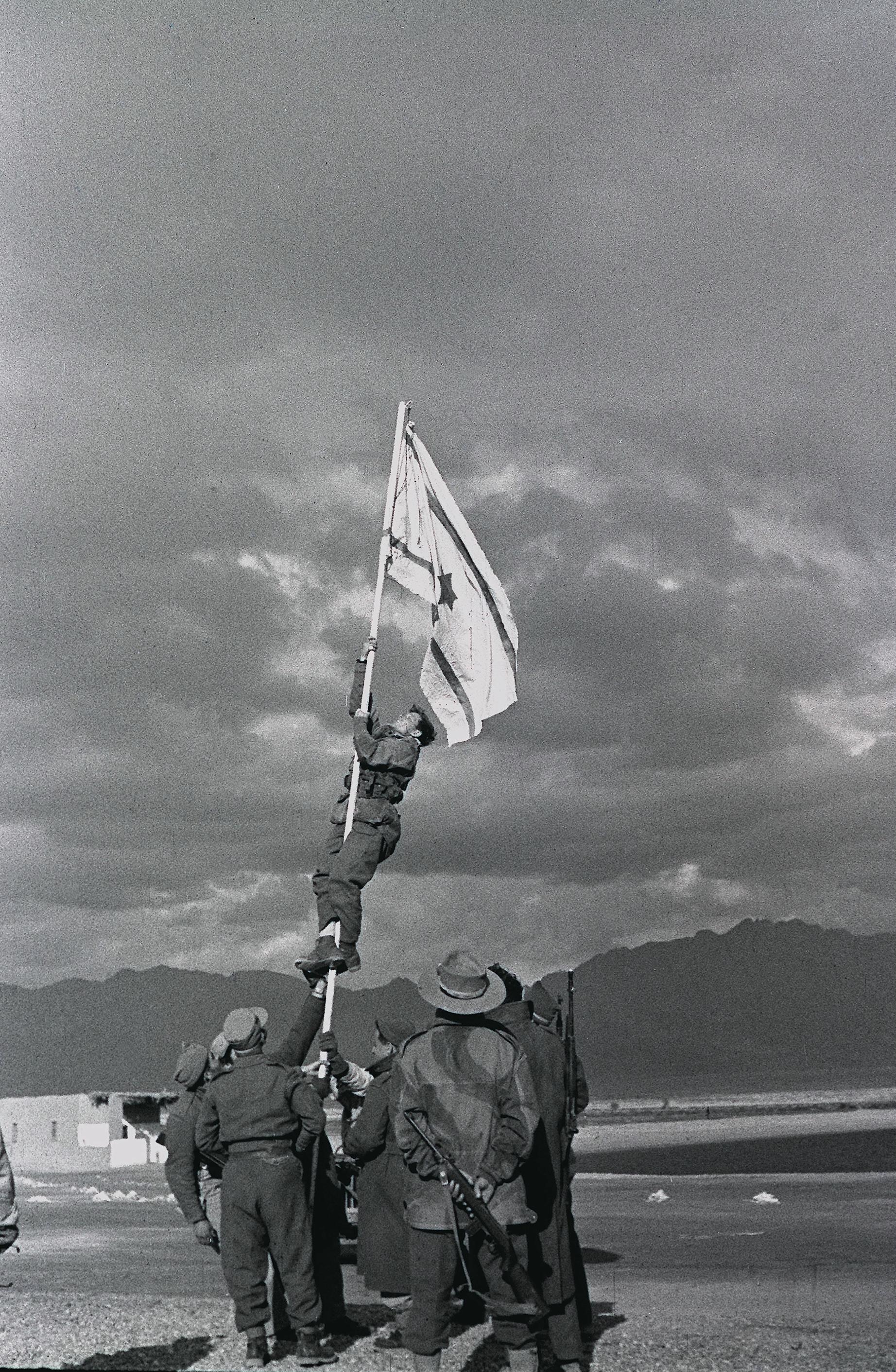 Водружение самодельного флага Израиля в Эйлате, ознаменовавшее окончание войны за независимость.
Micha Perry / Wikimedia