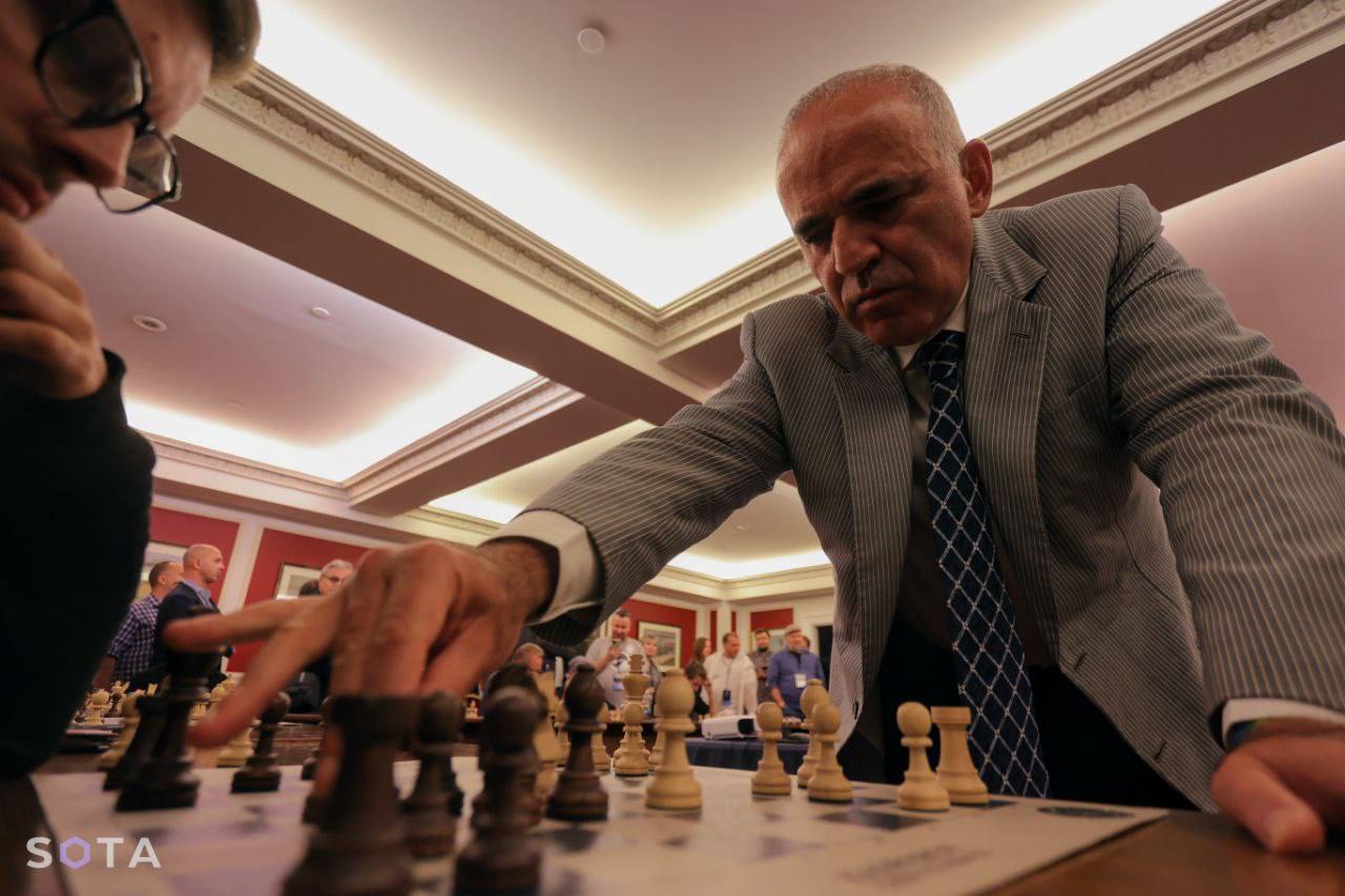 Гарри Каспаров даёт сеанс одновременной игры на Конгрессе свободной России в Вильнюсе в 2022 году. Фото: Руслан Терехов / SOTA