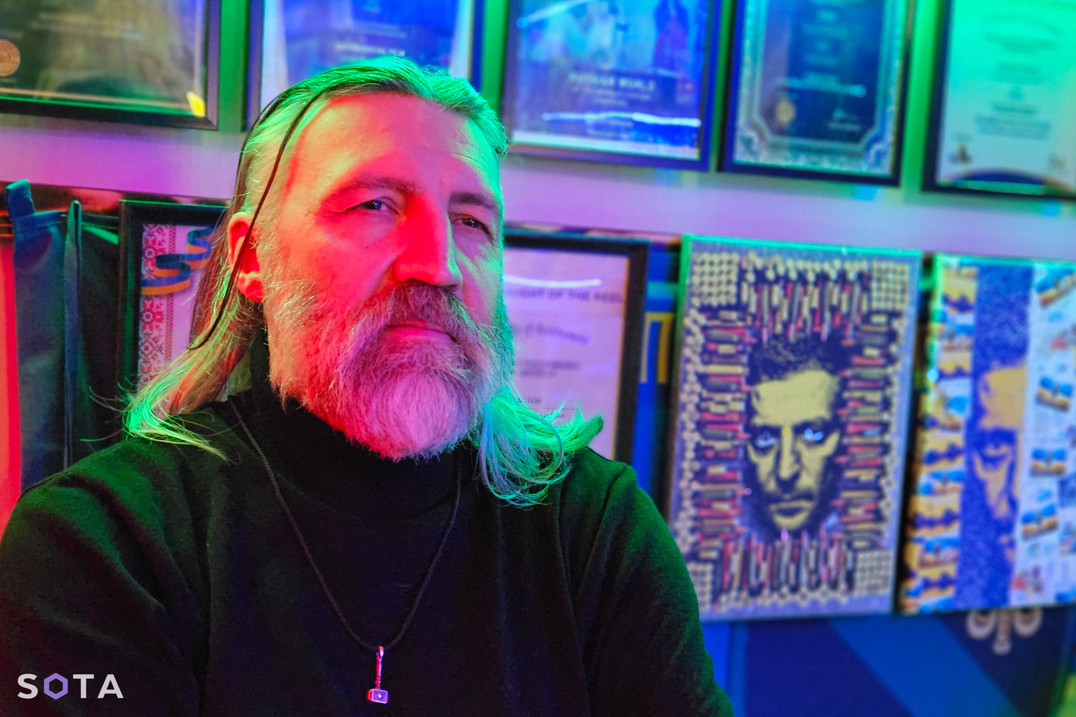 Обложка статьи Куклы, гильзы и театр: как белорусский режиссер строит «театр изгнания» и помогает ЗСУ