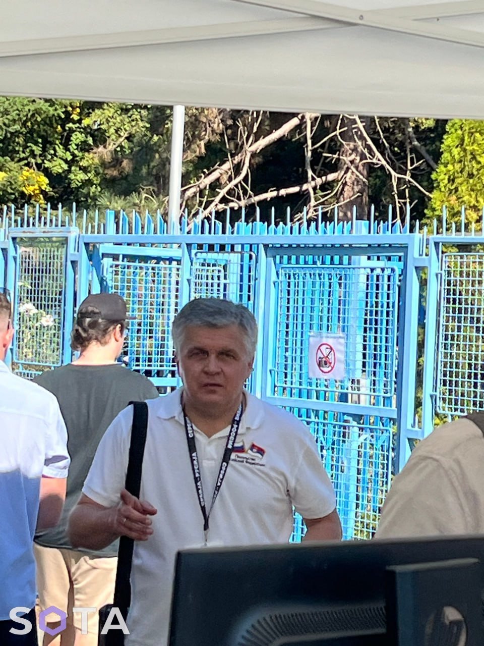 Предполагаемый сотрудник ФСБ, мешавший проходу на участок. Фото: предоставлено друзьями Кисиева
