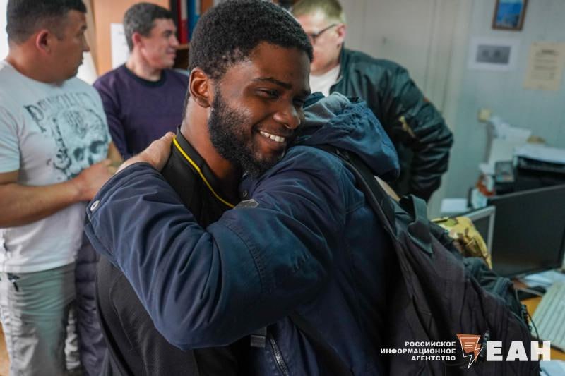 Обложка статьи ЕАН выпустило сюжет о камерунце, которому «Иисус Христос сказал, что нужно воевать за Россию». В случае победы он может присоединиться к африканскому корпусу ВС РФ