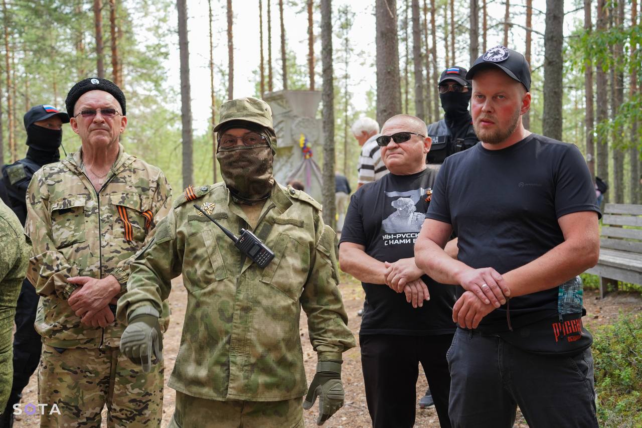 Члены провластных организаций, пытавшиеся сорвать чтение имен. Фото: SOTA