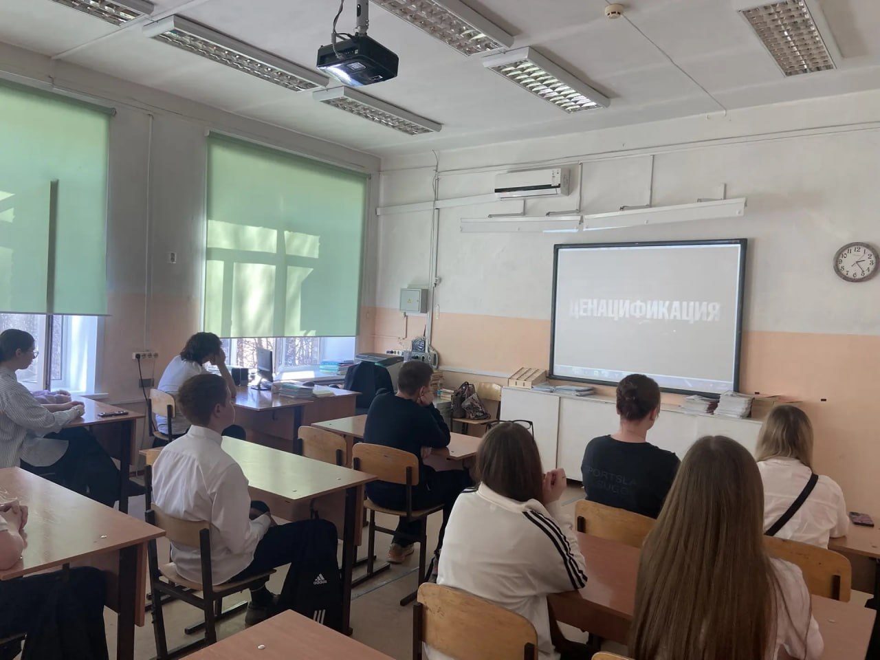 Обложка статьи В школах Коми провели «пятиминутки денацификации» как в акциях Бохана, но по-настоящему