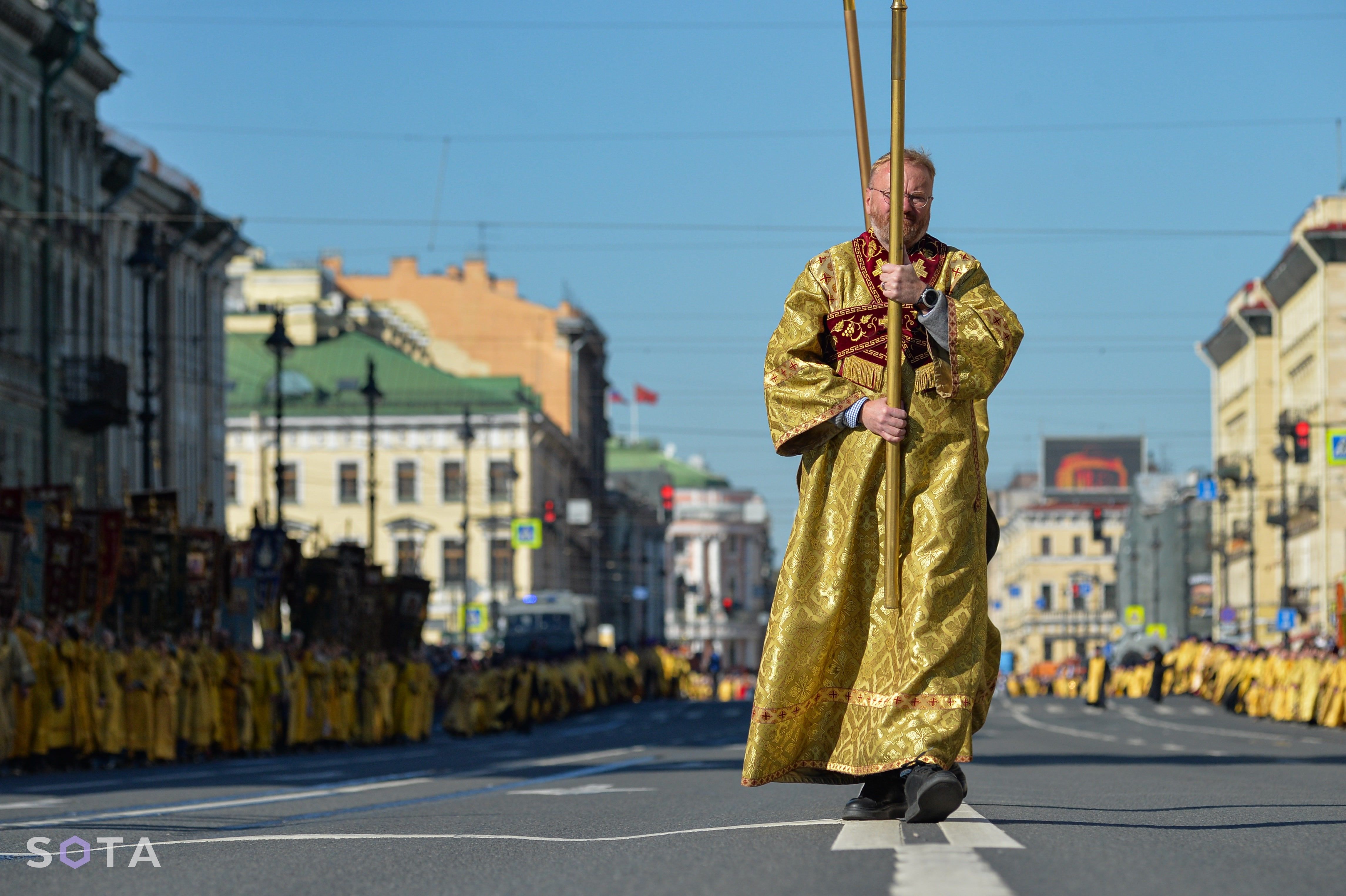 Депутат Виталий Милонов на крестном ходе в Санкт-Петербурге.