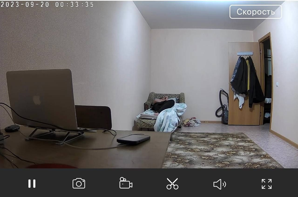 Скриншот с видеокамеры, установленной Сергеем Ерженковым у себя дома