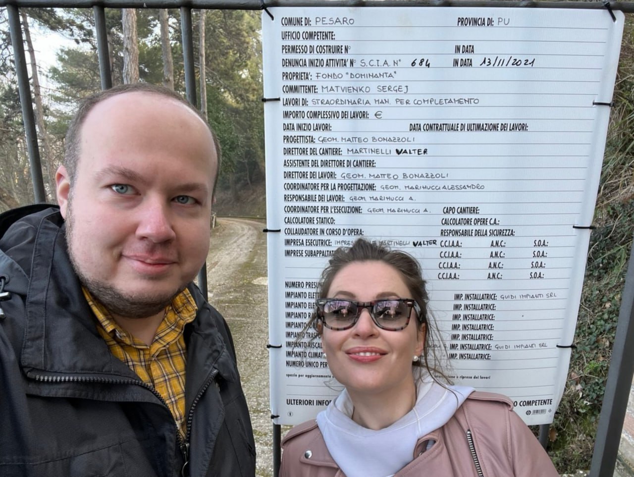 Мария Певчих и Георгий Албуров у дома Сергея Матвиенко в 2022 году. Фото: <a href=
