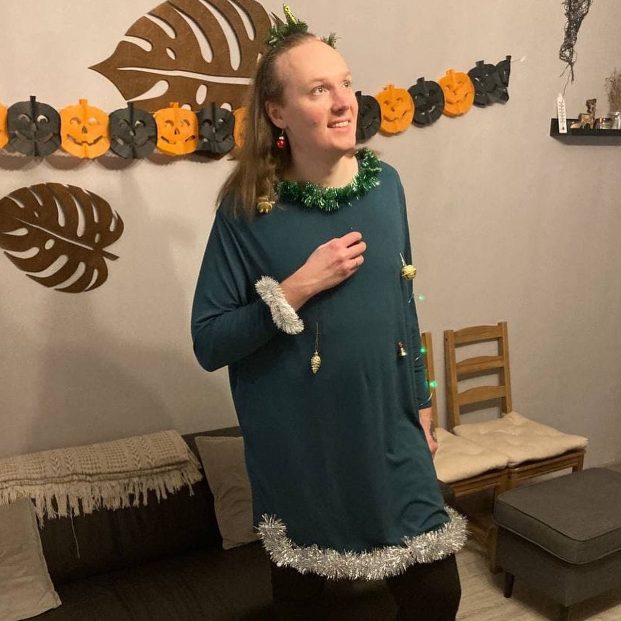 Обложка статьи Суд в Уфе оштрафовал транс-активистку Нику Одинокову за двухсекундную демонстрацию ЛГБТ-флага в ролике, который посмотрели 500 человек