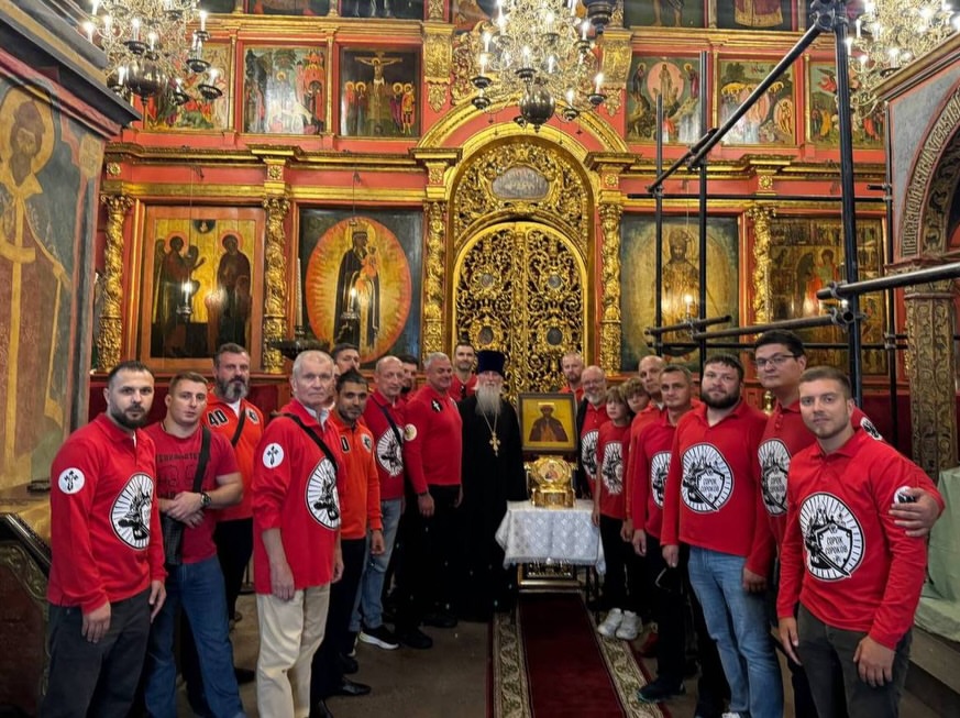 Участники движения «Сорок сороков» (на чьем логотипе изображен Дмитрий Донской) в Архангельском соборе