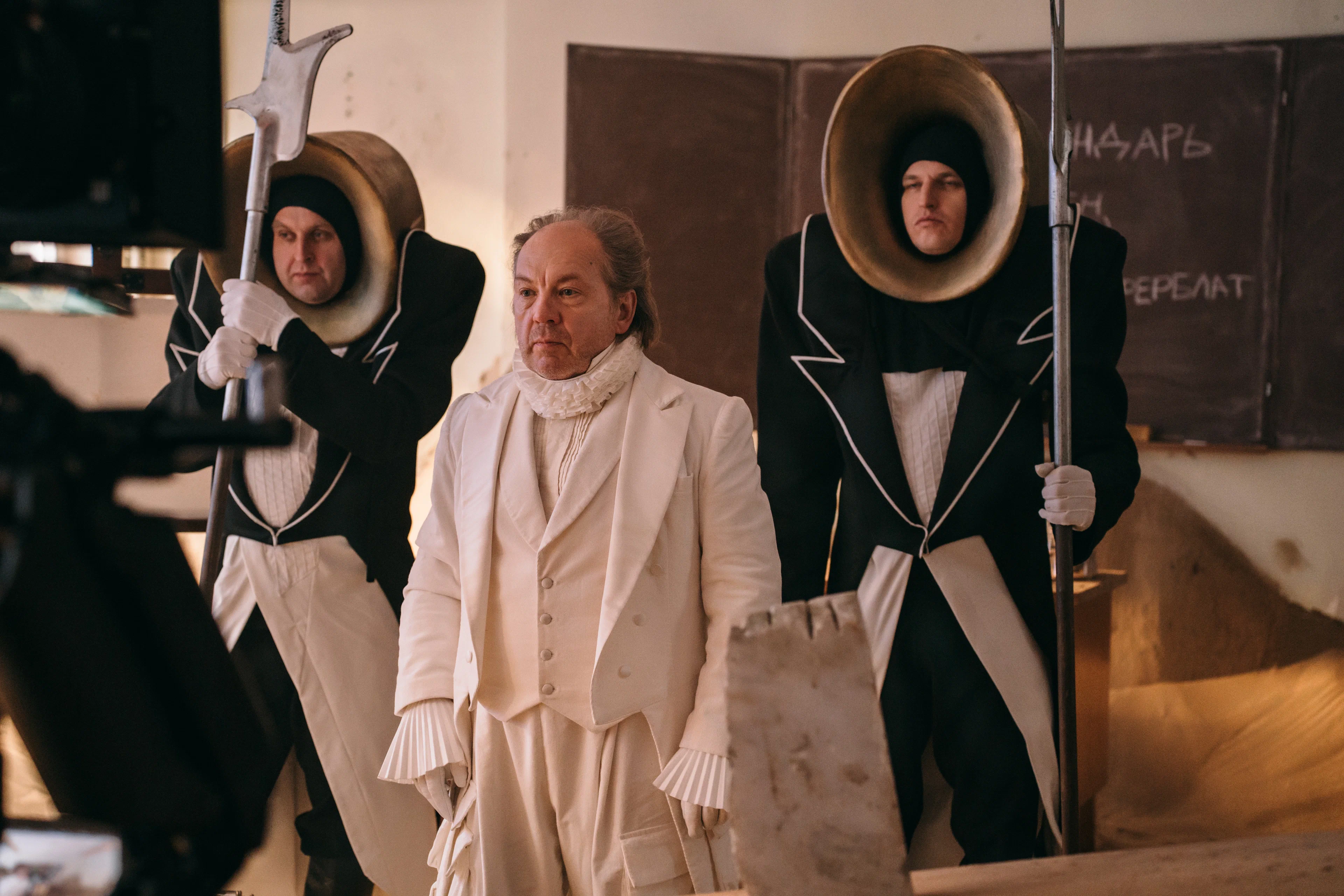 Фото со съёмок фильма «Алиса в Стране Чудес»
kinopoisk.ru    