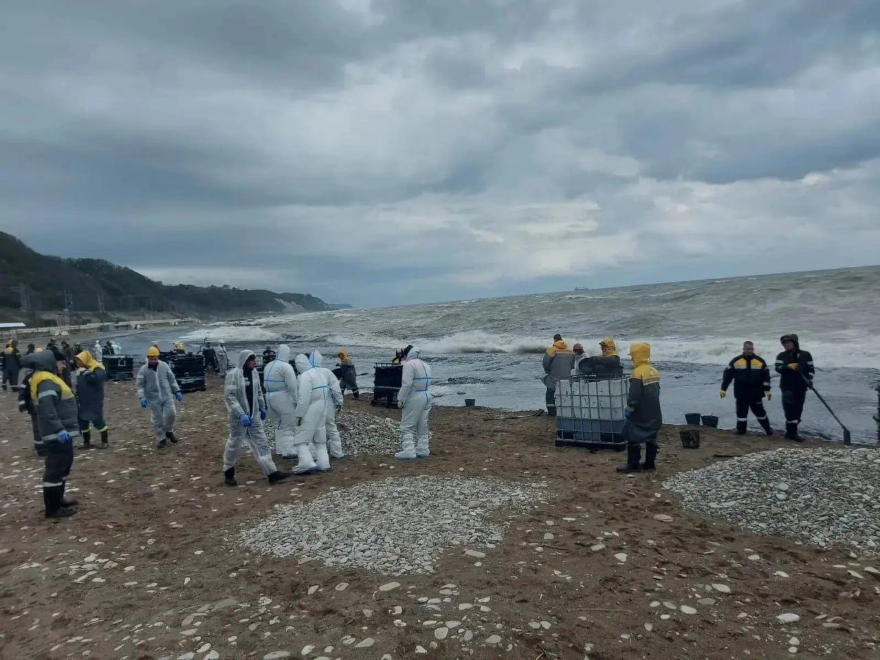 Обложка статьи Ливни в Туапсе смыли нефтепродукты в море