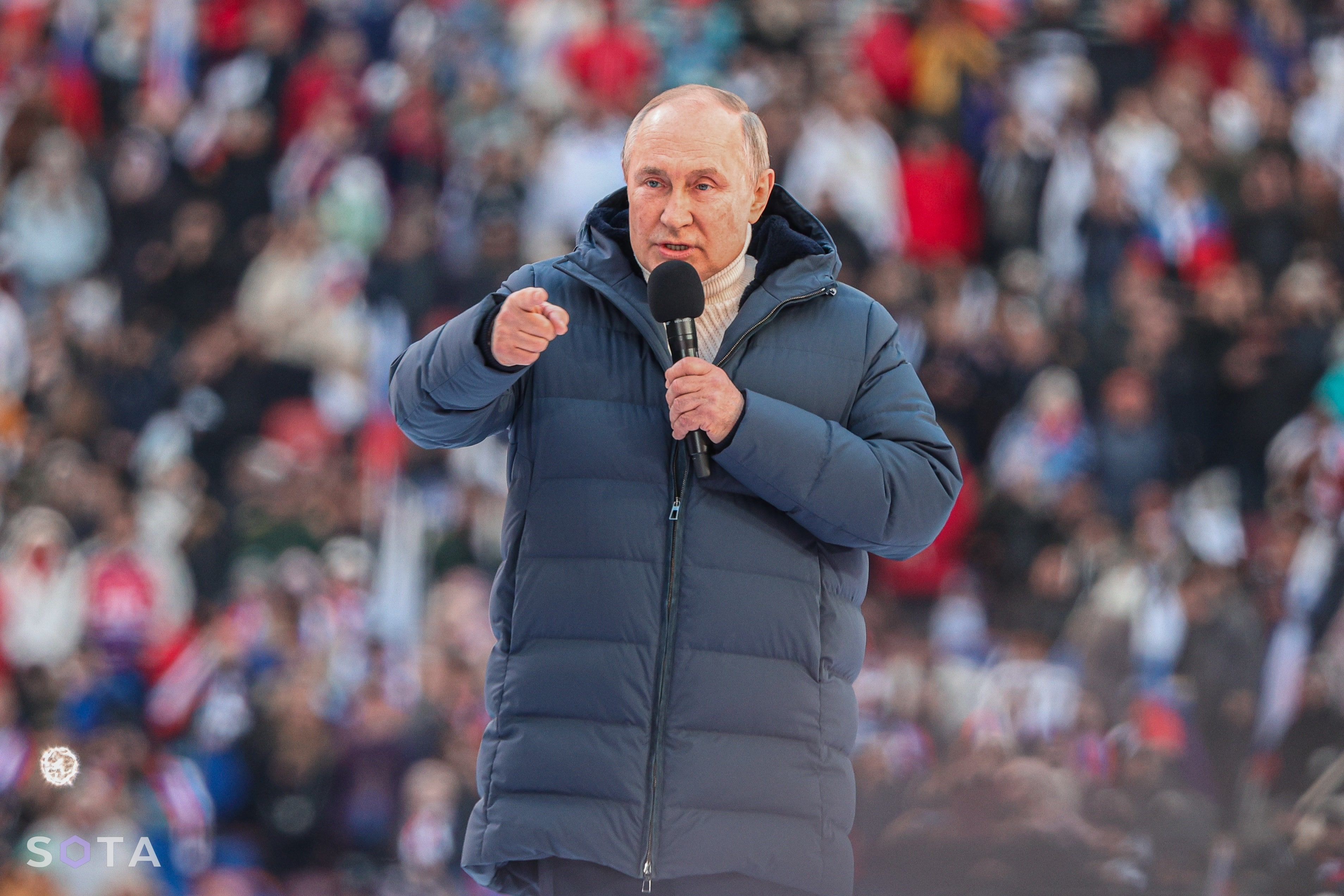Путин на концерте в честь аннексии Крыма еще не знает, что все пойдет не по плану.