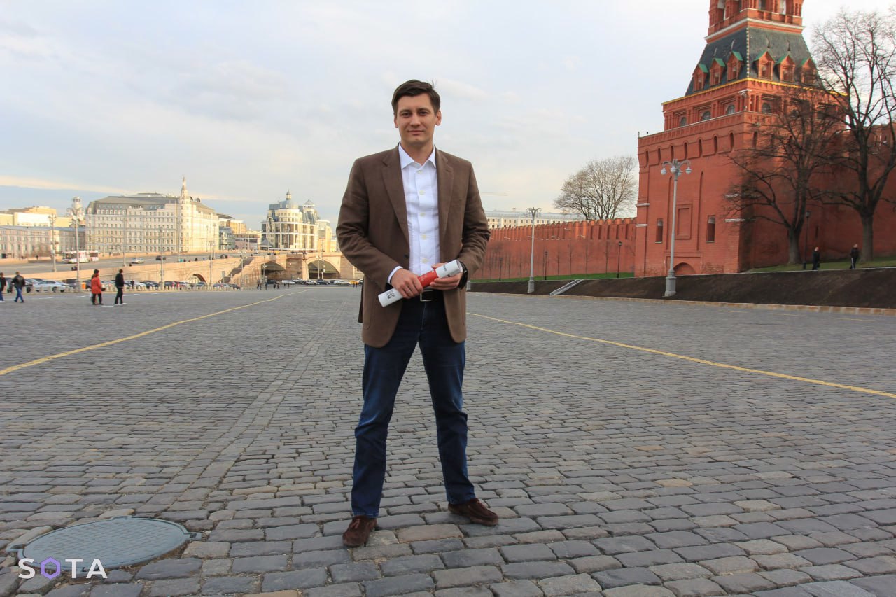 Обложка статьи Михаил Ходорковский и Дмитрий Гудков оказались в списке Росфинмониторинга как «террористы» за членство в «Антивоенном комитете»