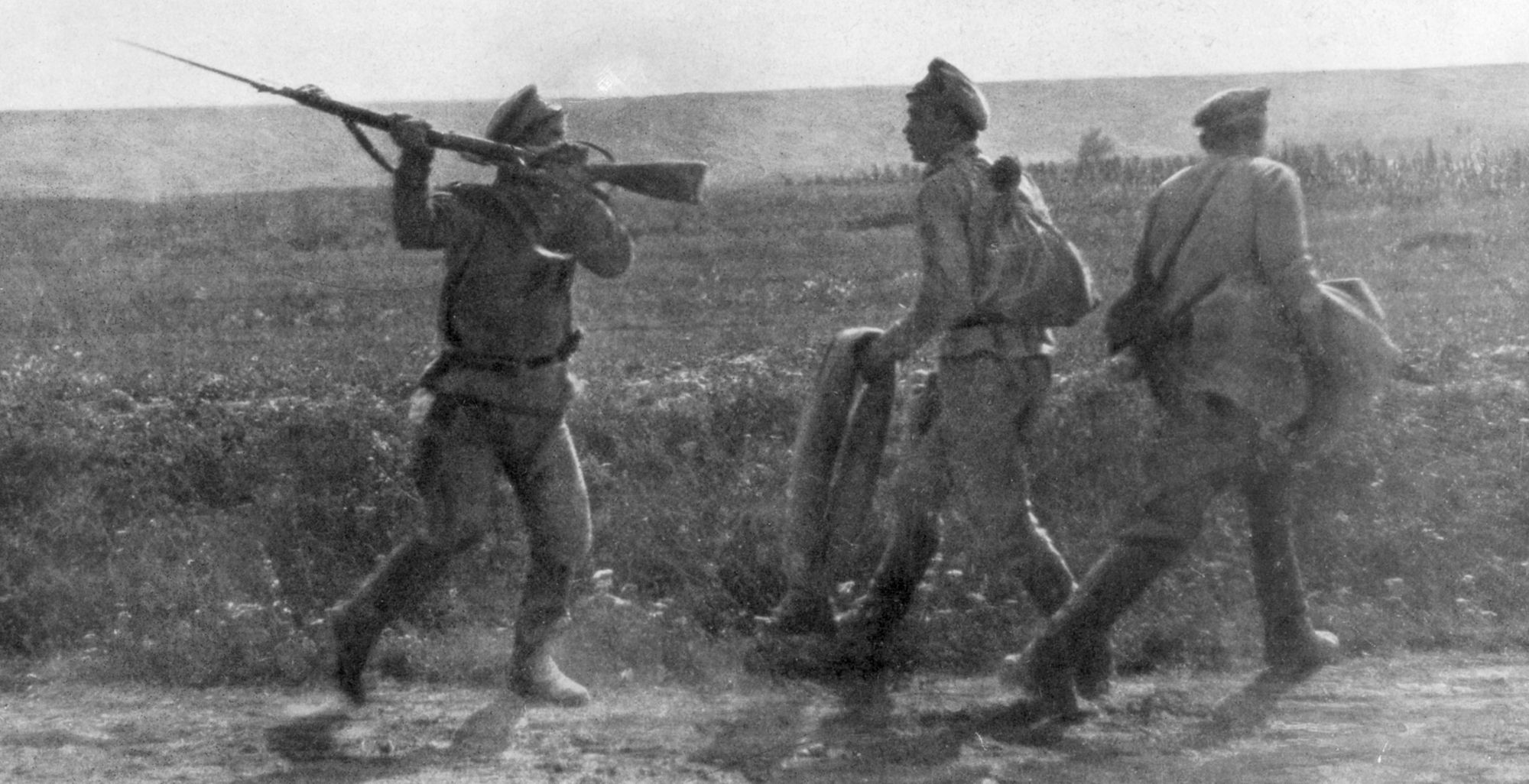Русский солдат прикладом пытается остановить своих однополчан-дезертиров. Лето 1917 года.