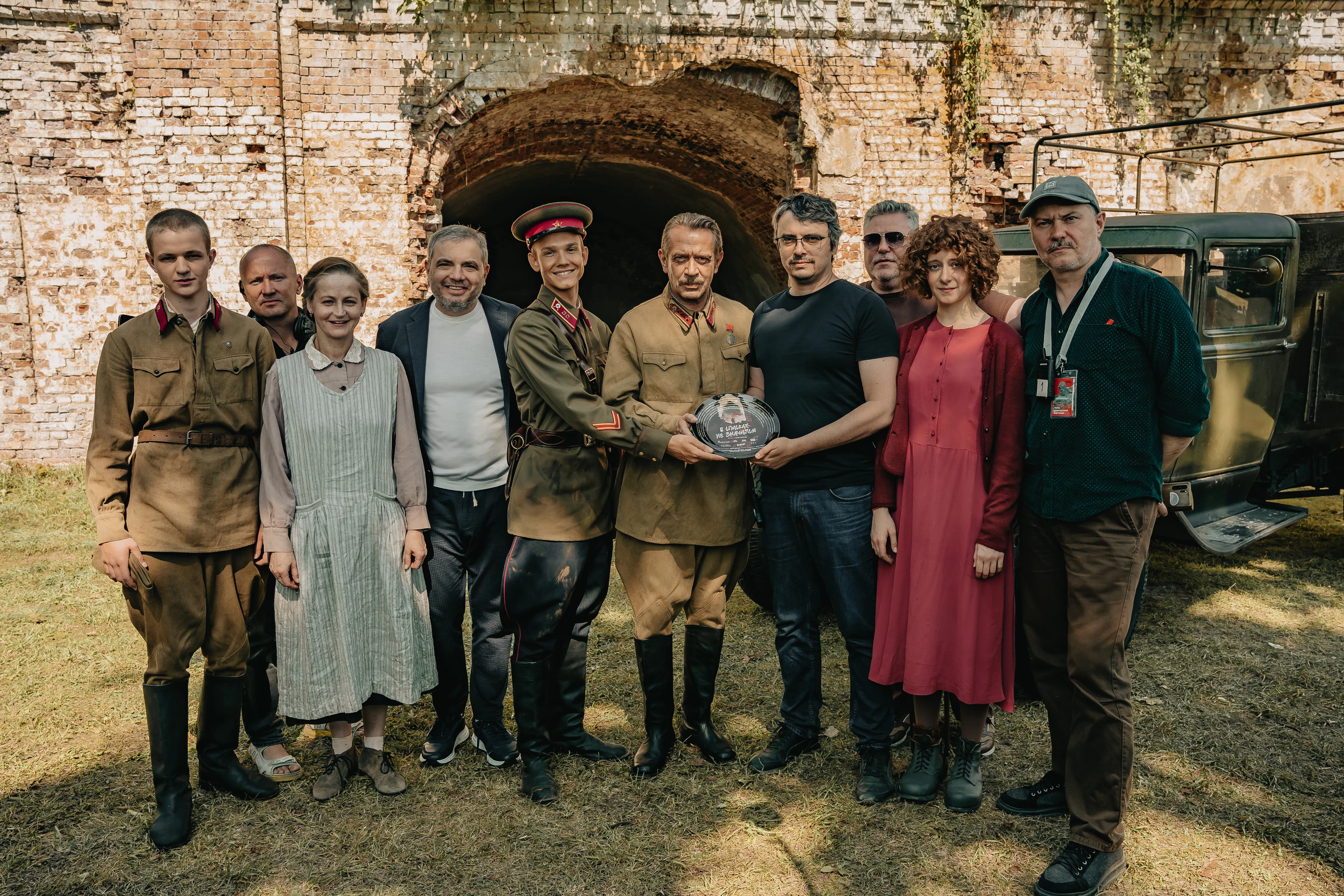 Фото со съёмок фильма «В списках не значился» / kinopoisk.ru