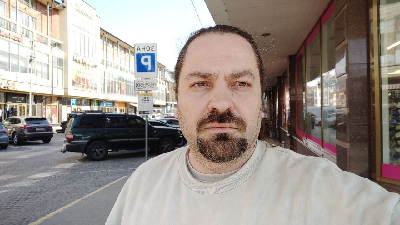 Обложка статьи «Если ты задаешь неудобные вопросы — тебя объявляют агентом»: интервью с блогером Вирусом о Тихановской, белорусской оппозиции и войне