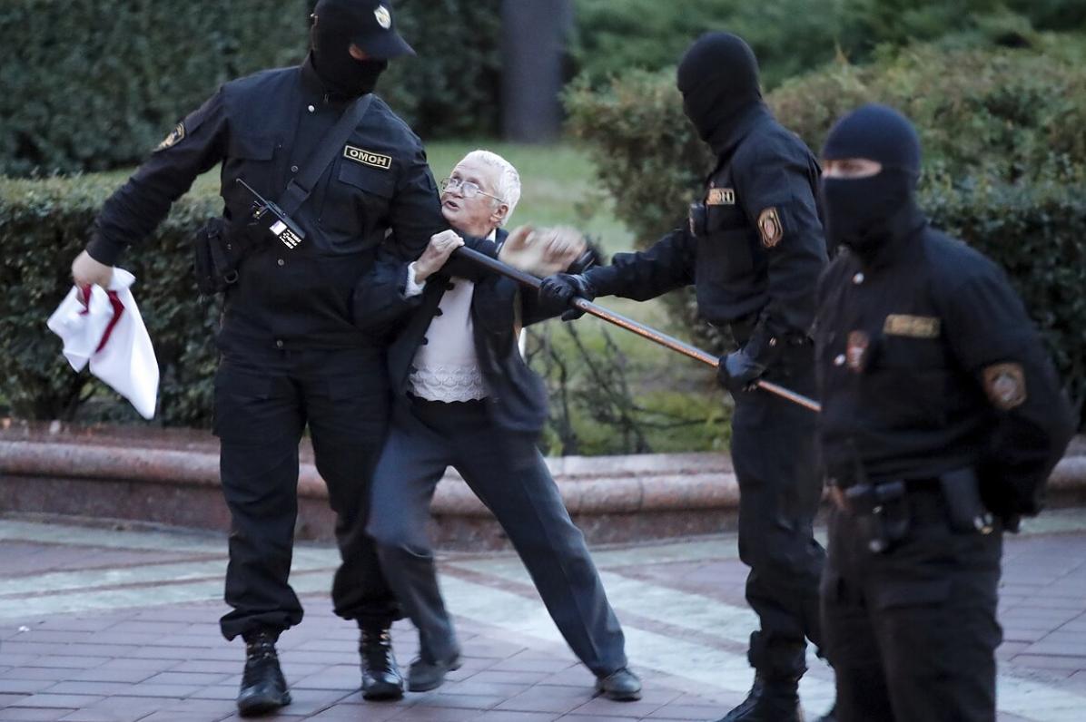 Нина Бакинская во время протестов в Минске. Фото: Associated Press