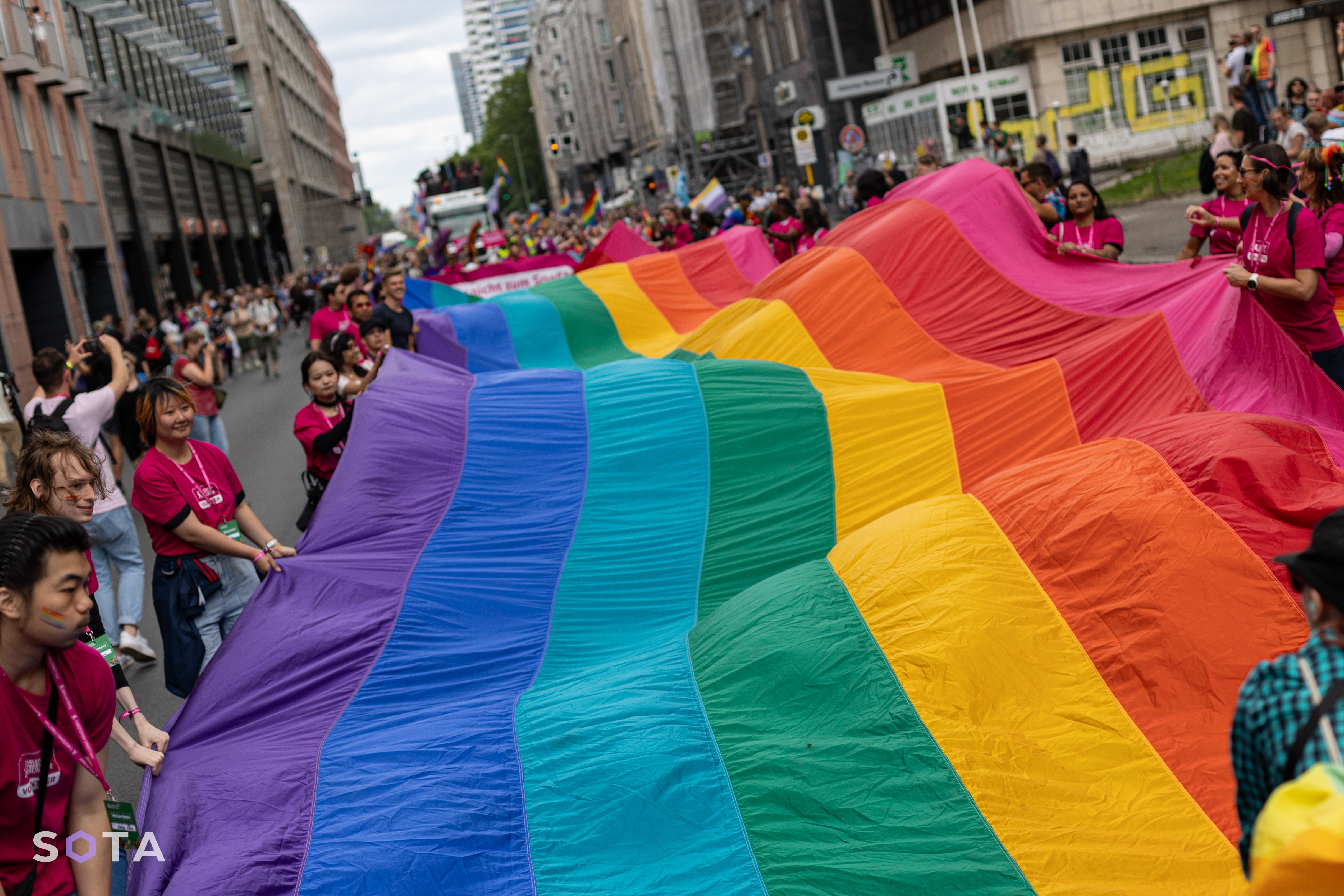 Эмиграция, депрессия или суицид: посетители гей-клуба о признании ЛГБТ  «экстремистским движением» — SOTA