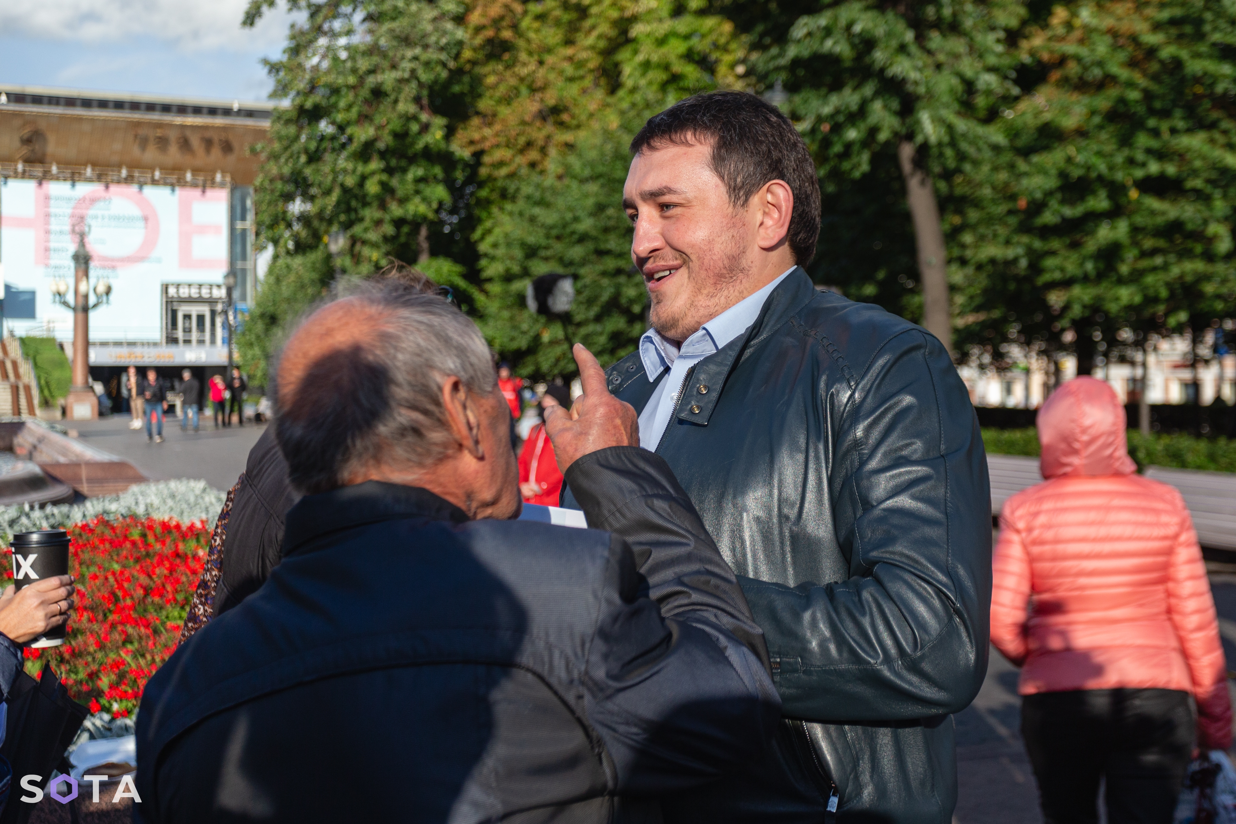 Виталий Бородин на предвыборном митинге Валерия Рашкина провоцирует участников на конфликт.
Руслан Терехов / SOTA  