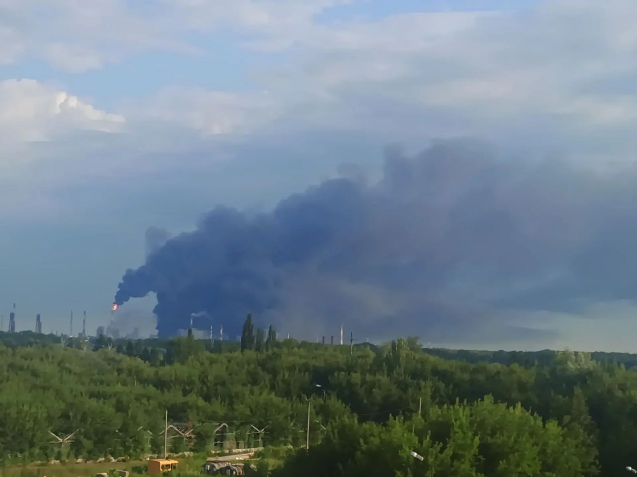 Обложка статьи В Башкортостане после атаки беспилотников задымился район одного из крупнейших нефтехимических комплексов России
