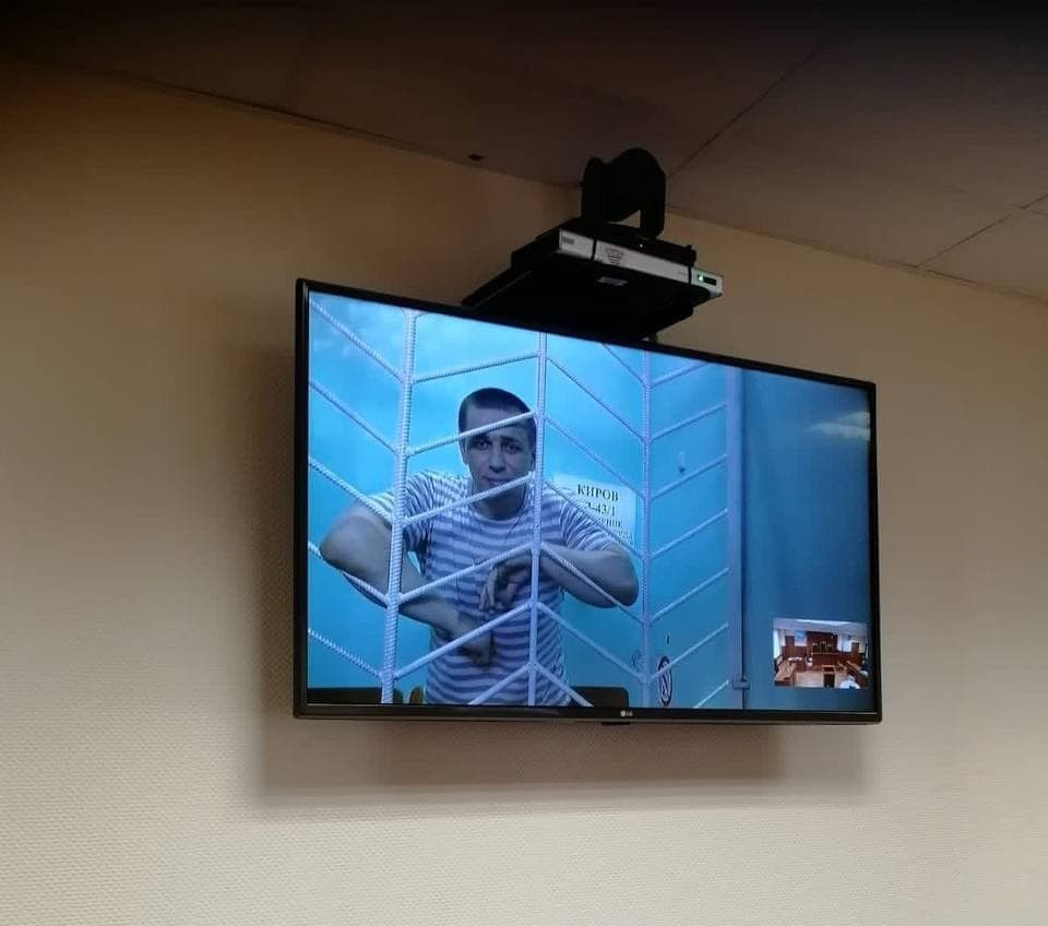 Андрей Боровиков выступает в суде по видеосвязи из СИЗО в Кирове. Фото: SOTA.