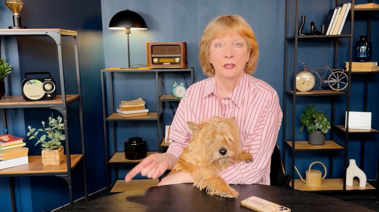 Обложка статьи Журналистка Елена Рыковцева после увольнения из «Радио Свобода» открывает YouTube-канал «Елена в изгнании»