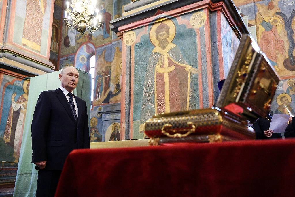 Владимир Путин у мощей Дмитрия Донского
Фото:&nbsp;ТАСС / Вячеслав Прокофьев
