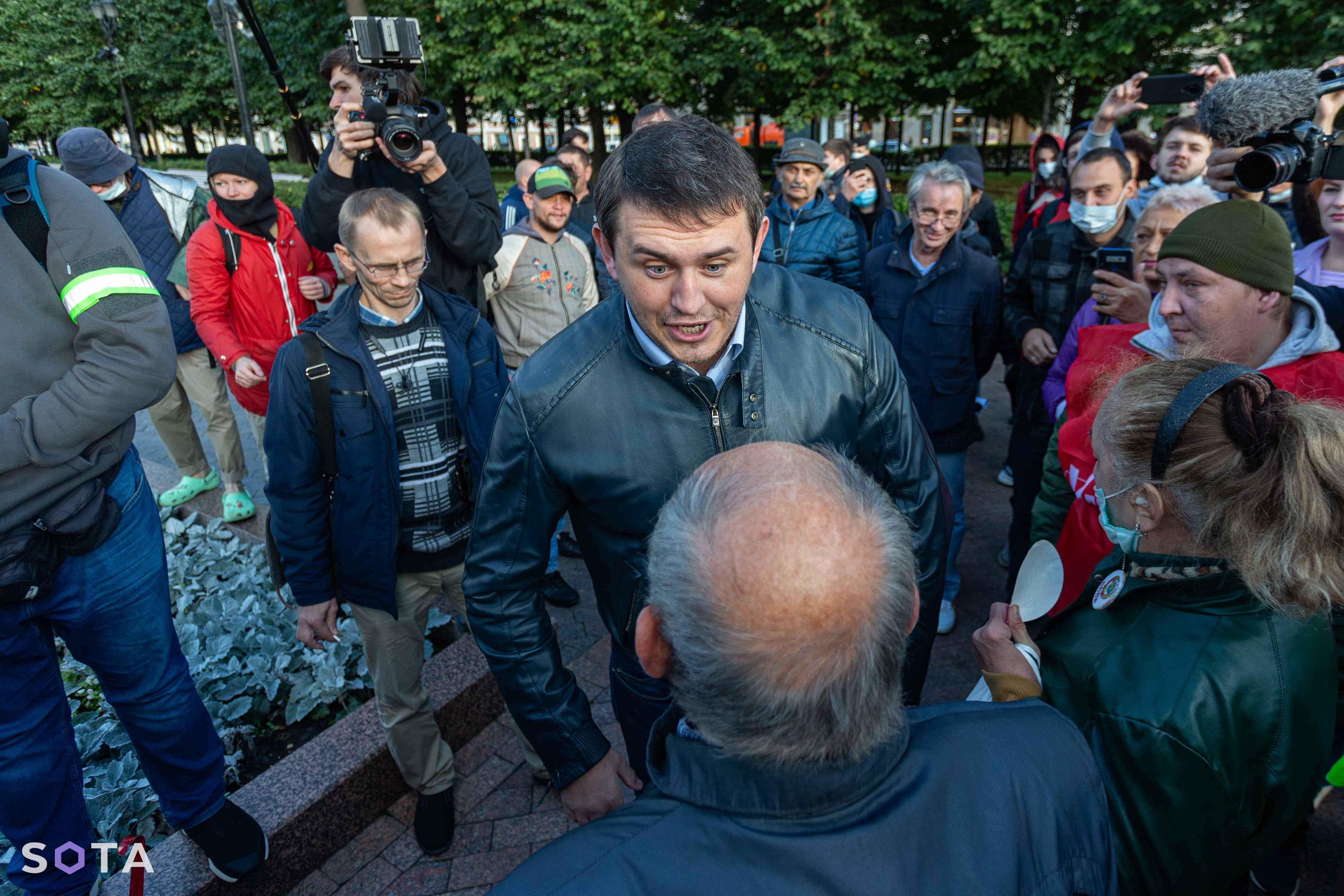 Виталий Бородин на предвыборном митинге Валерия Рашкина провоцирует участников на конфликт.
Руслан Терехов / SOTA  