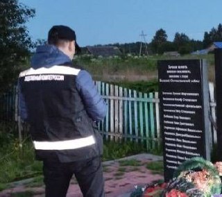 Обложка статьи Памятник участникам Великой отечественной войны, которым убило 7-летнюю девочку в Коми, был закреплён на клей