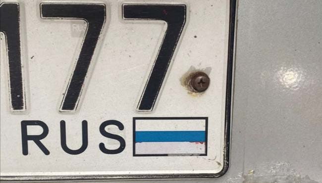 Обложка статьи Жителя Озерска оштрафовали за бело-сине-белый флаг на автомобильном номере