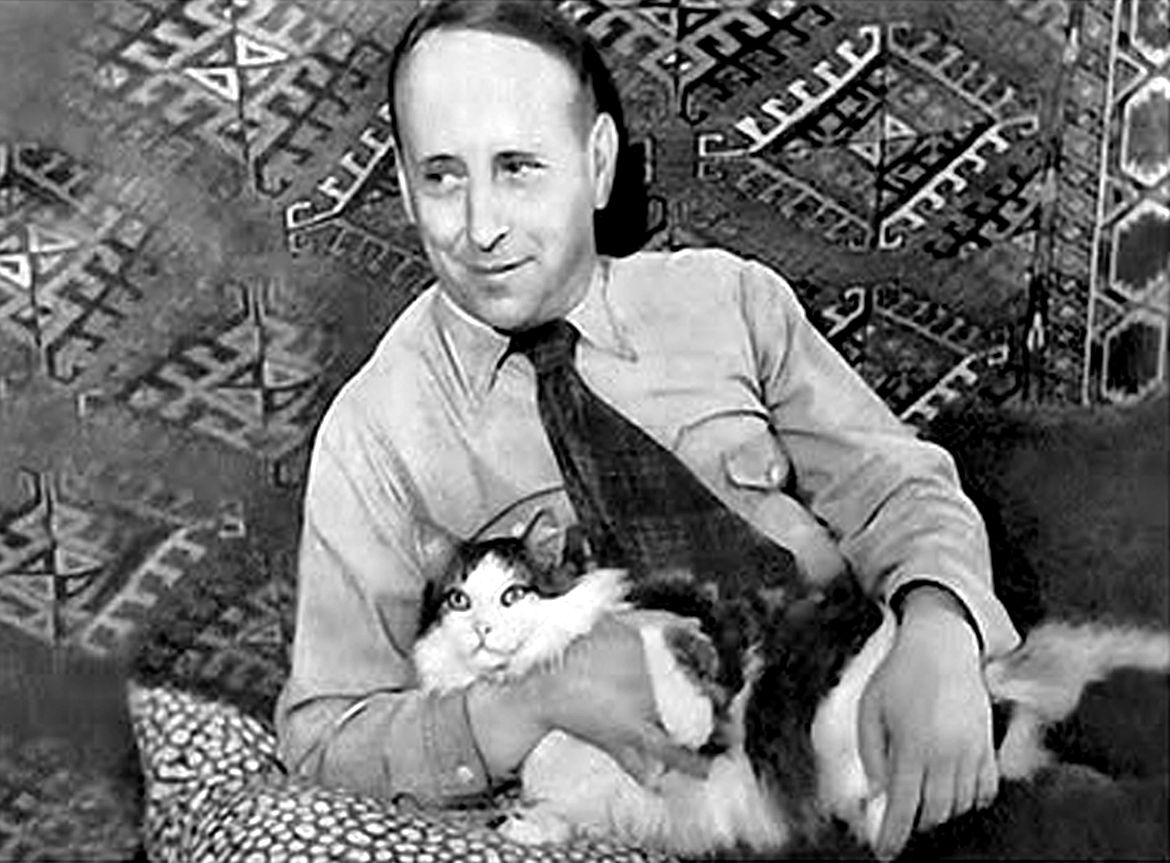 Евгений Шварц с котом Котиком. Конец 1940-х годов.