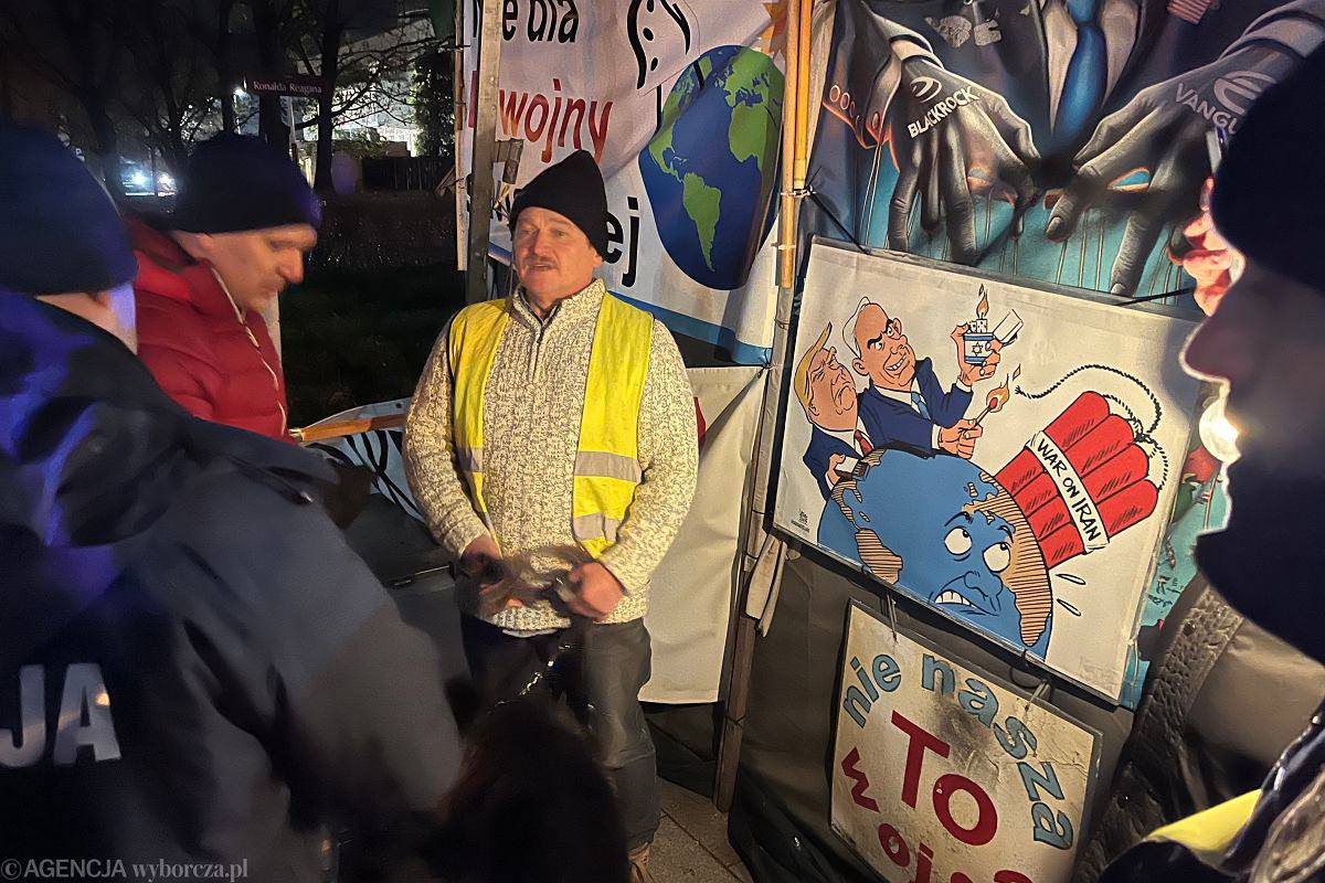 Обложка статьи В Варшаве демонтировали палатку сторонников Путина, год простоявшую напротив посольства США