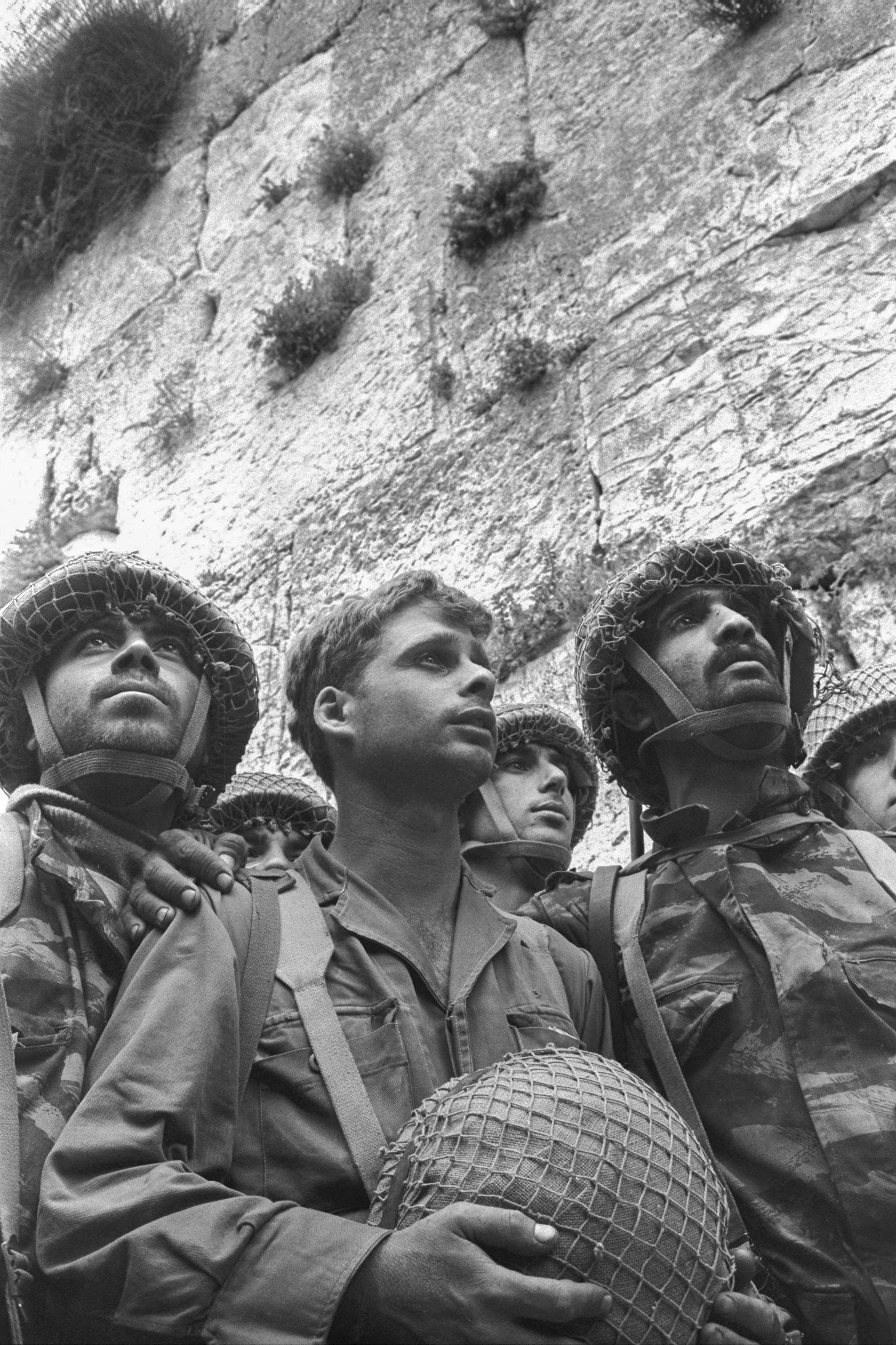 10 июня 1967: израильские десантники достигли «Западной стены» (Стены Плача).
Dietrich Rubinger / Wikimedia