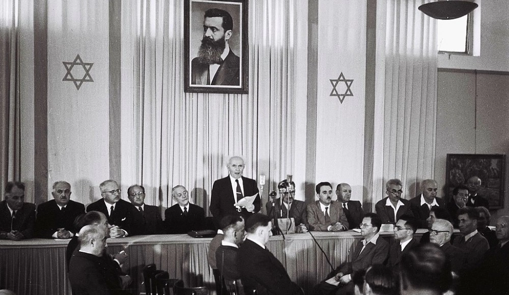 Давид Бен-Гурион провозглашает независимость Израиля 14 мая 1948 года под портретом Теодора Герцля. 
Rudi Weissenstein / Wikimedia