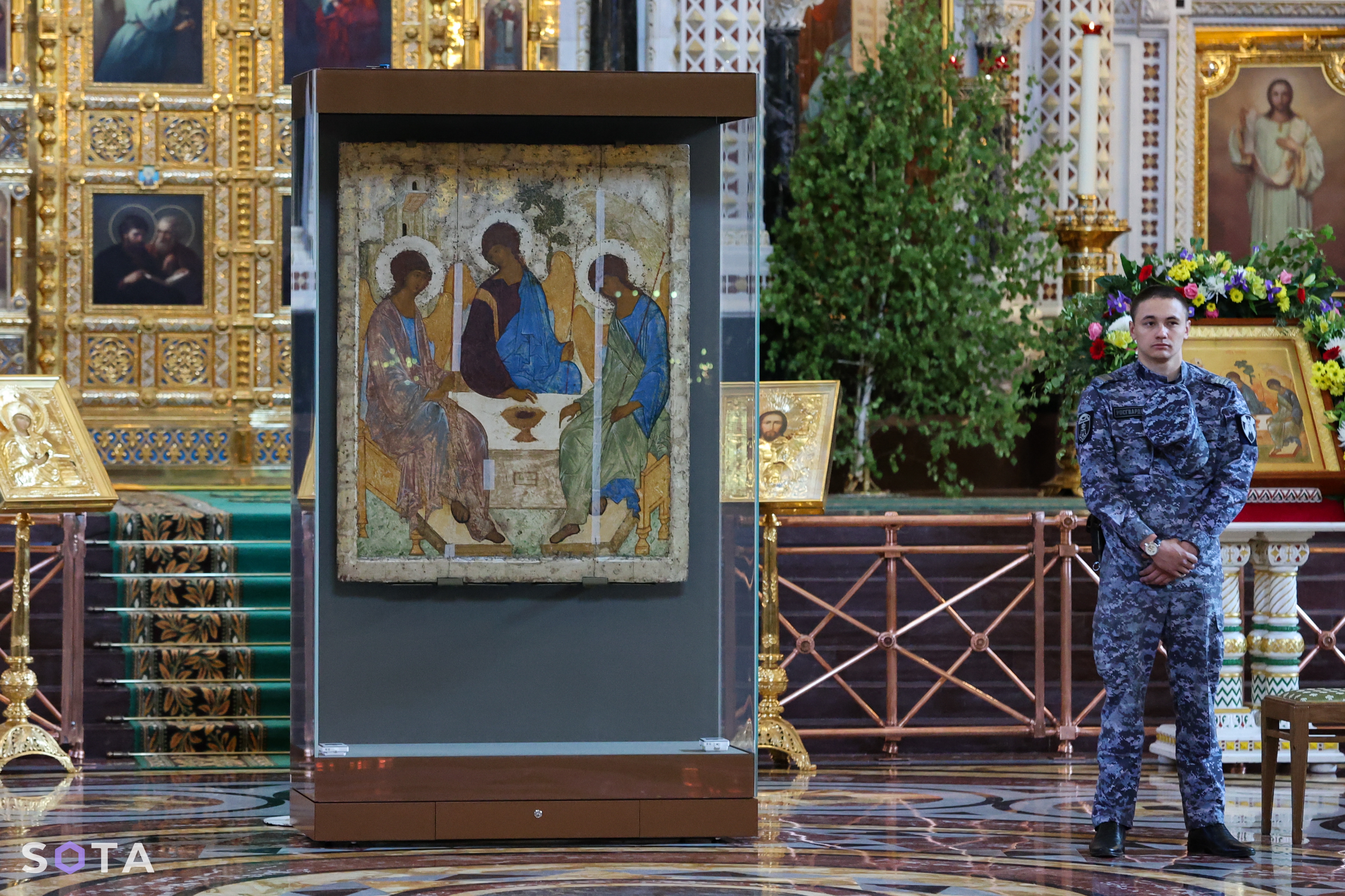 «Троица» в храме Христа Спасителя, куда ее забрали из Третьяковской галереи. Состояние иконы после «Гастролей» неизвестно до сих пор