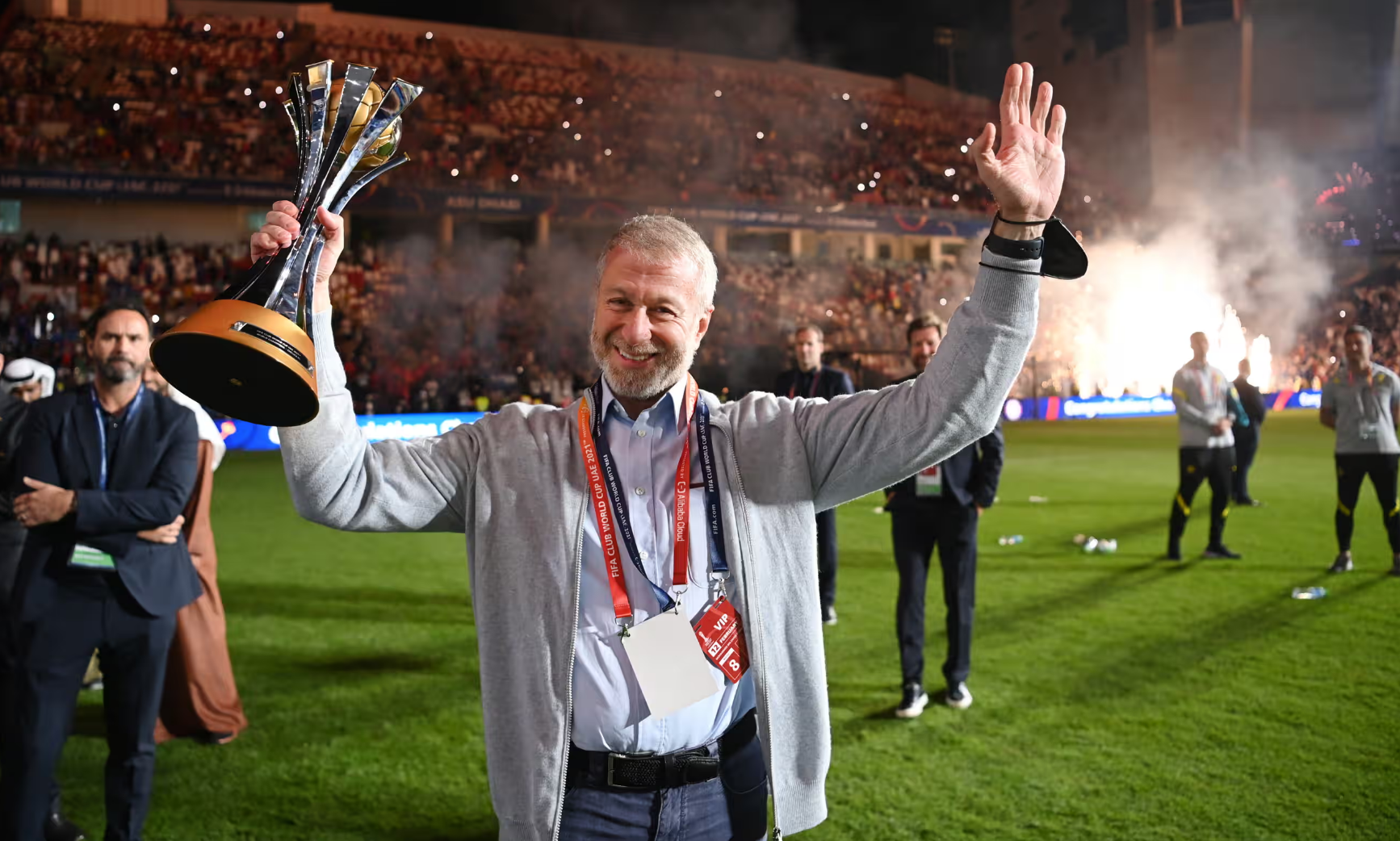 Роман Абрамович с кубком Клубного чемпионата мира после победы «Челси»
Фото: Майкл Реган/Fifa/Getty Images