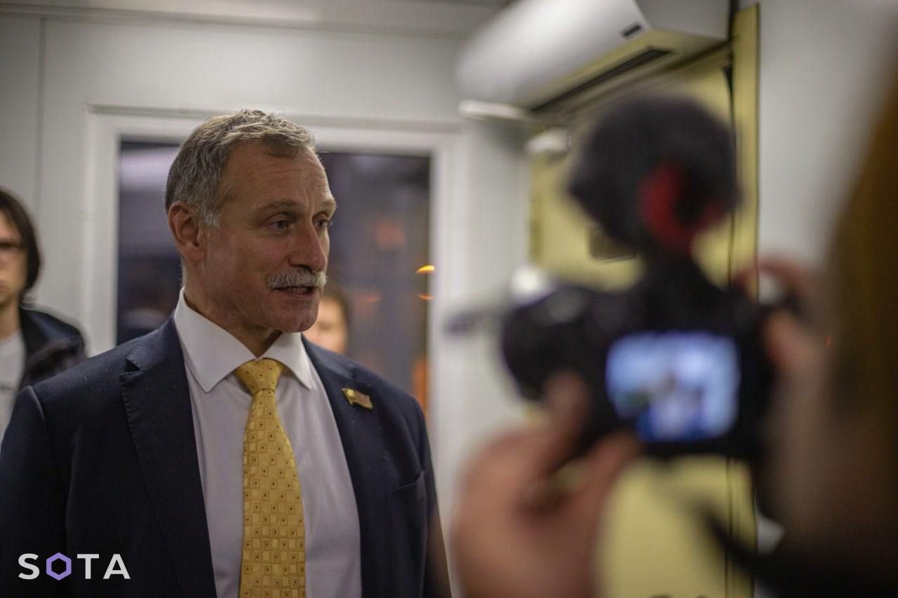 Обложка статьи Тимонов, Вишневский и Шлосберг оспорили в Конституционном суде закон об «иноагентах»