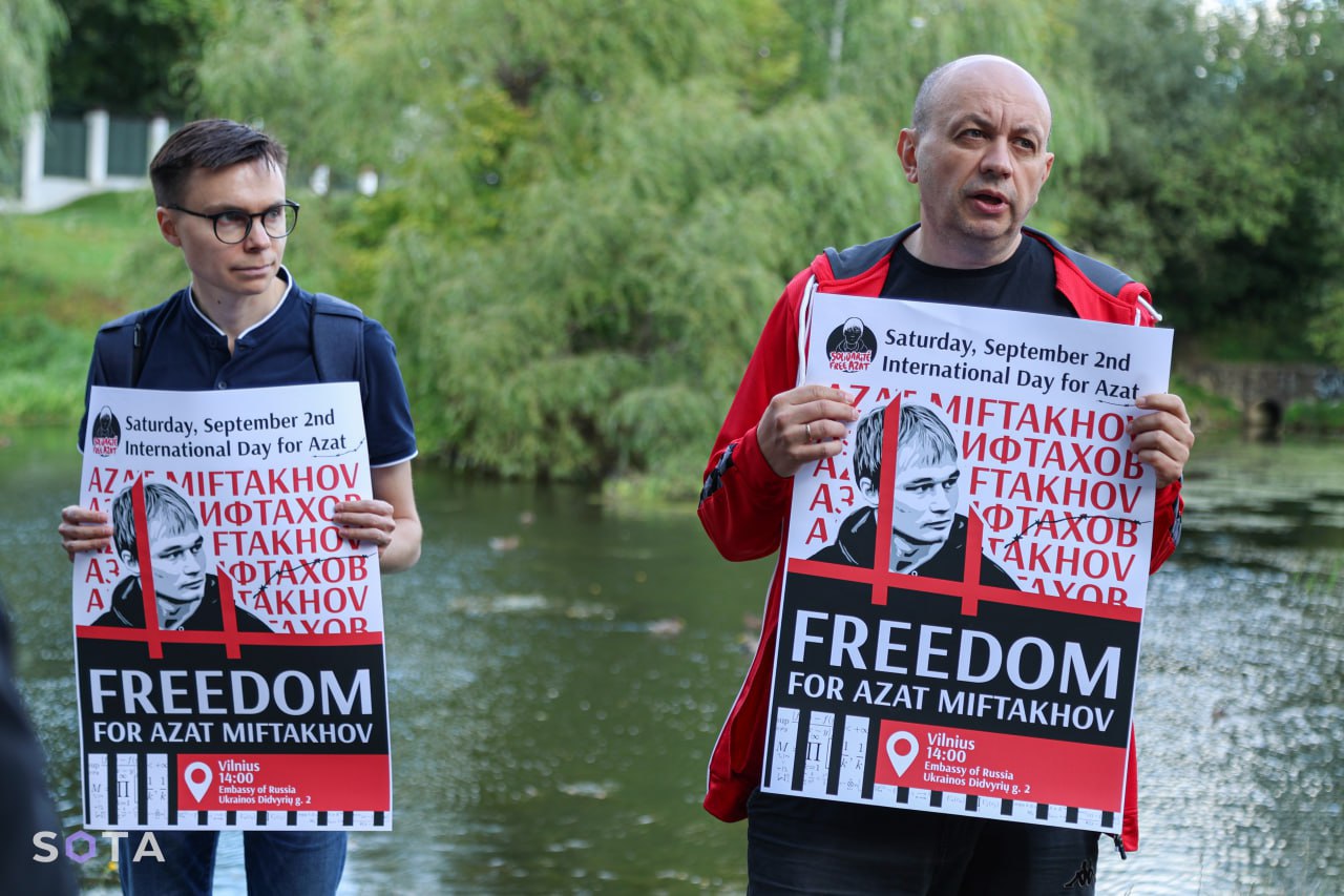Сергей Смирнов (справа) на митинге в поддержку анархиста Азата Мифтахова. Фото: SOTA