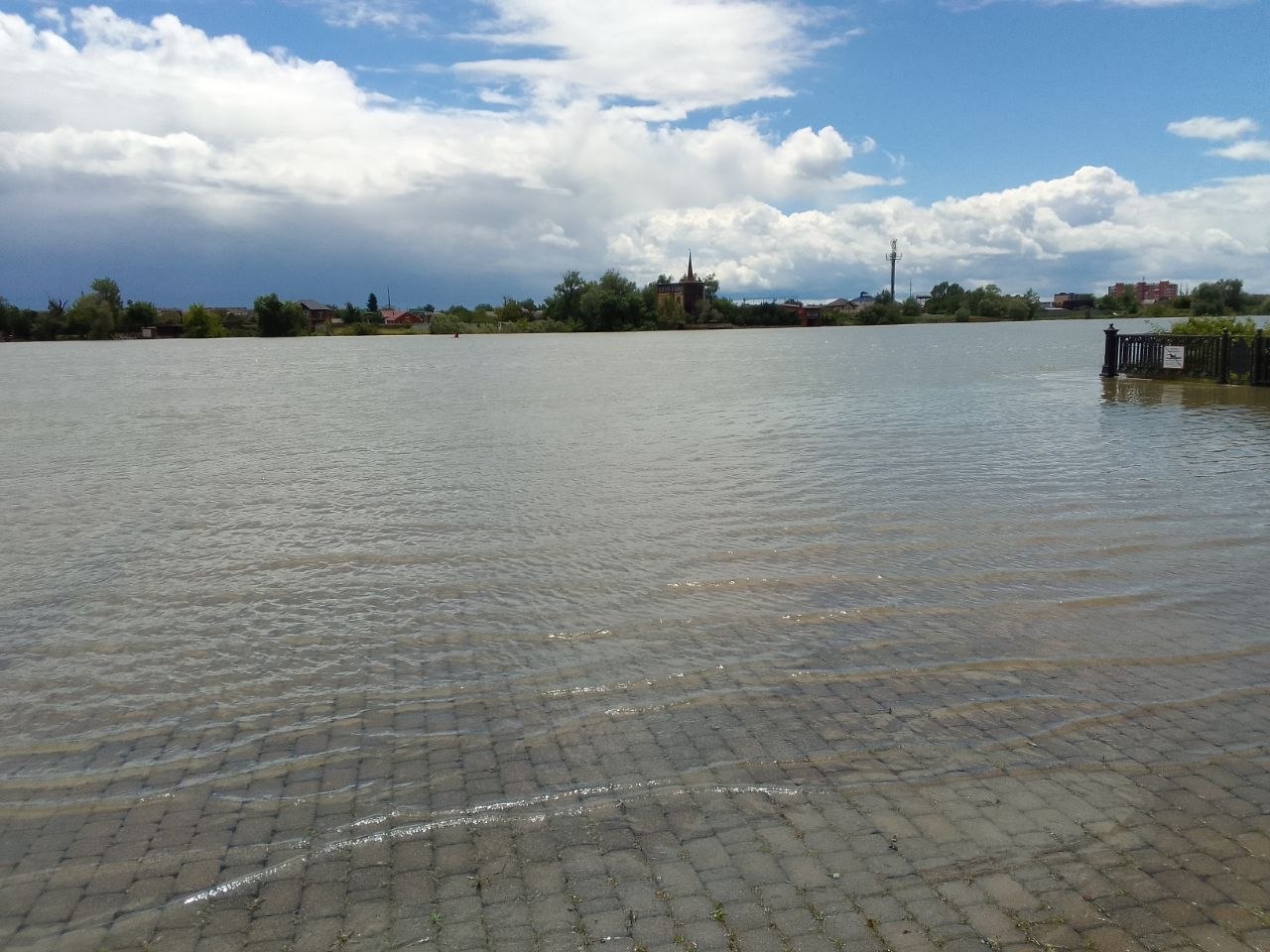 Обложка статьи В Краснодаре затопило место строительства храма, против которого протестуют местные жители