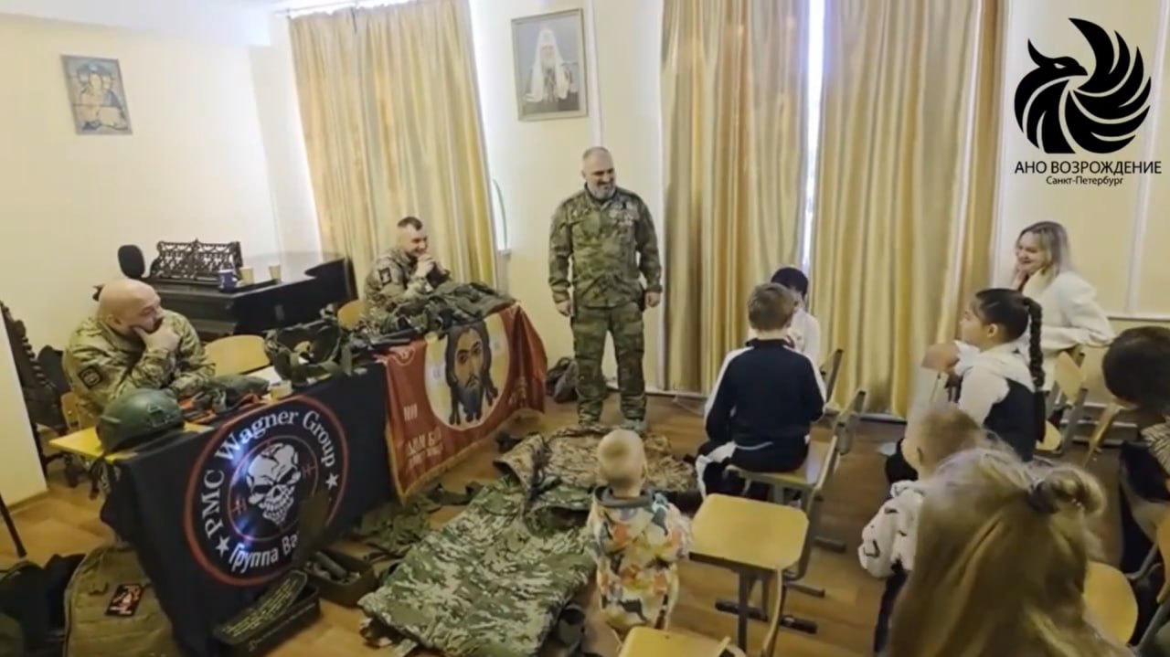 Обложка статьи Вагнеровцы рассказали ученикам воскресной школы, как обращаться с оружием