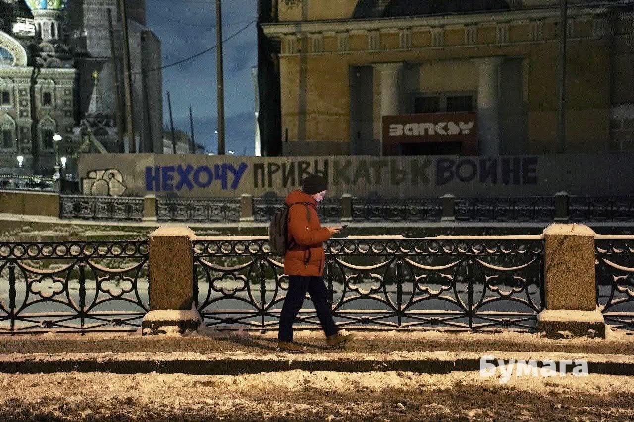 Обложка статьи Петербургский антивоенный стрит-арт художник освобожден в зале суда
