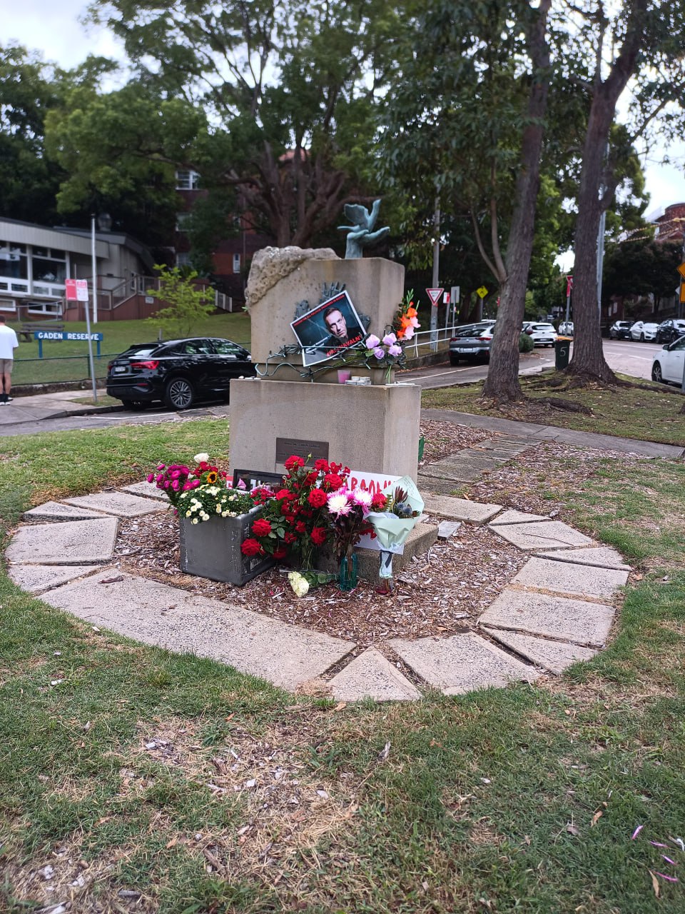 Обложка статьи В Сиднее ко второй годовщине гибели Алексея Навального обновили мемориал