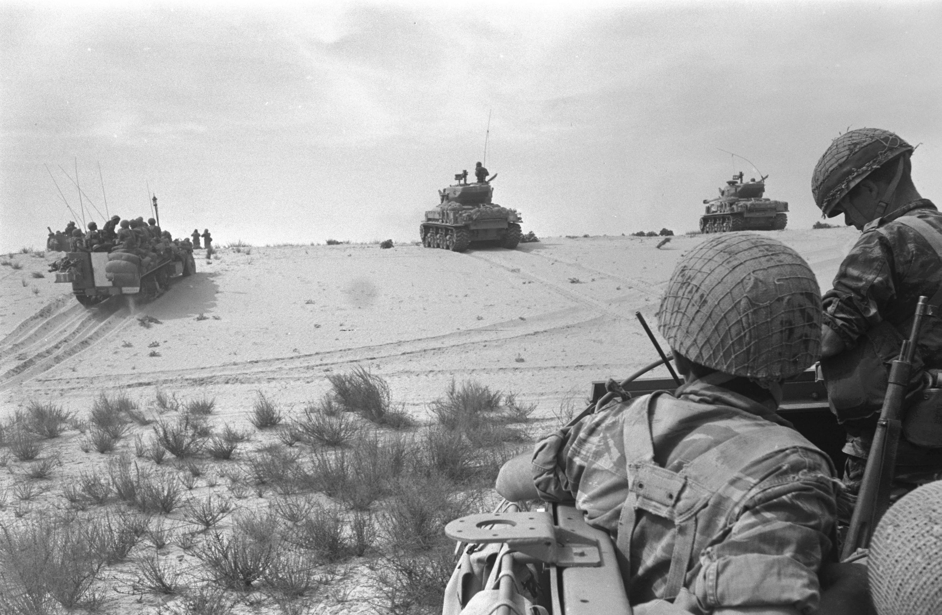 Израильская бронитехника готовится к бою на Синае.
Wikimedia