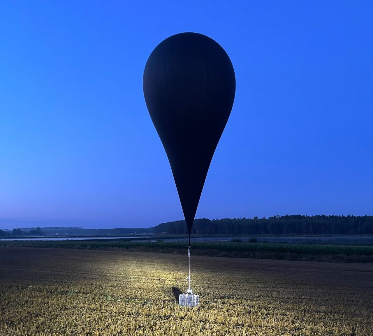 Обложка статьи Литва ищет высокотехнологичный способ борьбы с белорусскими воздушными шарами. Беньяш предложил простой план