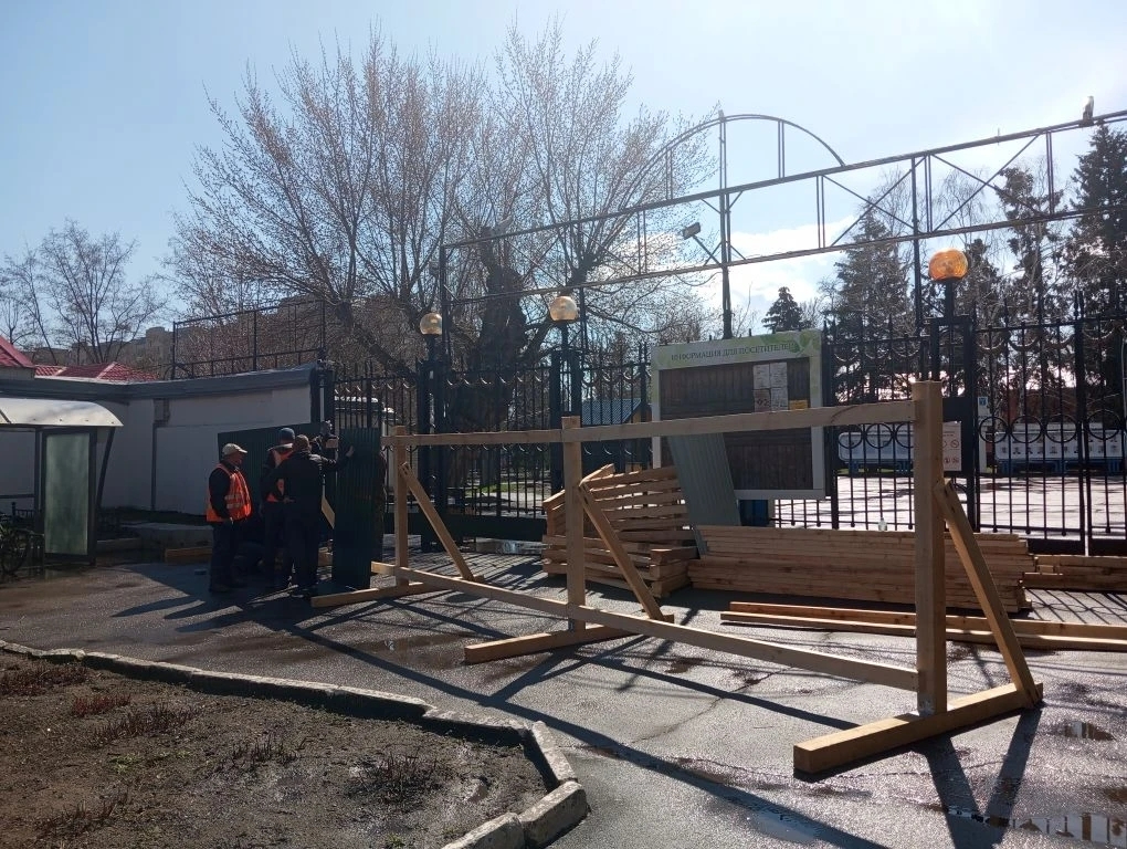 Установка забора на входе в Горпарк
Версия-Саратов