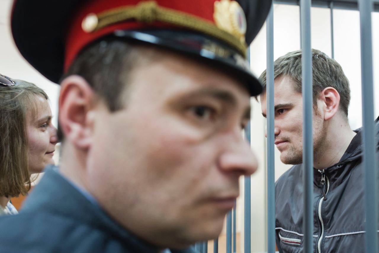 Алексей Гаскаров (справа) с невестой Анной и конвоиром в 2013 году / Евгений Фельдман