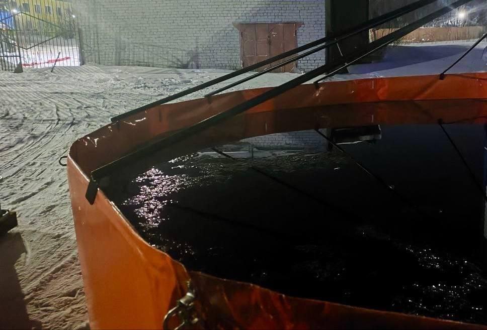 Обложка статьи «Роснефть» открестилась от разлива нефтепродуктов под Кировском