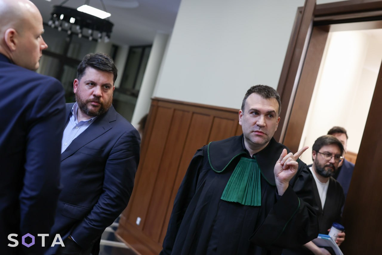 Обложка статьи Блинов отрицает вину в нападении на Волкова, Волков избегает допроса: как прошло очередное заседание суда в Варшаве